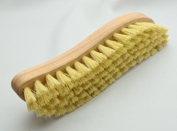 Weiche S-Form Waschbürste, Scheuerbürste mit hellen reinen Naturfasern. Hergestellt in Todtnau von der Bürstenfabrik Keller GmbH, ein Traditionsunternehmen seit 1869.